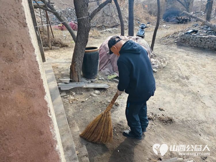 介休市敬老协会在连福镇东湖龙村入户特困老人85岁马成保家中为老人理发收拾卫生送一份儿女般的关爱 - 第4张 - 山西公益人 介休市敬老协会在连福镇东湖龙村入户特困老人85岁马成保家中为老人理发收拾卫生送一份儿女般的关爱 - 第4张