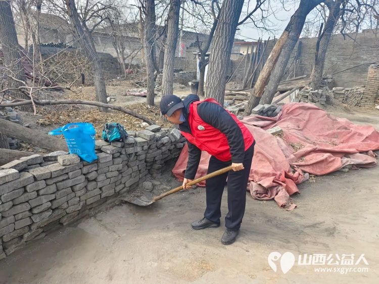 介休市敬老协会在连福镇东湖龙村入户特困老人85岁马成保家中为老人理发收拾卫生送一份儿女般的关爱 - 第3张 - 山西公益人 介休市敬老协会在连福镇东湖龙村入户特困老人85岁马成保家中为老人理发收拾卫生送一份儿女般的关爱 - 第3张