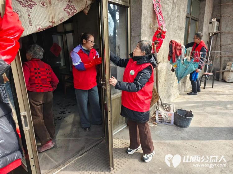 介休市敬老协会在连福镇东湖龙村入户特困老人85岁马成保家中为老人理发收拾卫生送一份儿女般的关爱 - 第7张 - 山西公益人 介休市敬老协会在连福镇东湖龙村入户特困老人85岁马成保家中为老人理发收拾卫生送一份儿女般的关爱 - 第7张