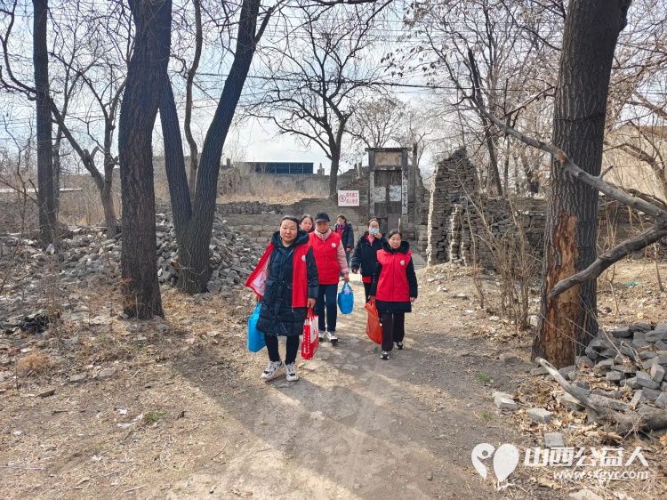 介休市敬老协会在连福镇东湖龙村入户特困老人85岁马成保家中为老人理发收拾卫生送一份儿女般的关爱 - 第2张 - 山西公益人 介休市敬老协会在连福镇东湖龙村入户特困老人85岁马成保家中为老人理发收拾卫生送一份儿女般的关爱 - 第2张