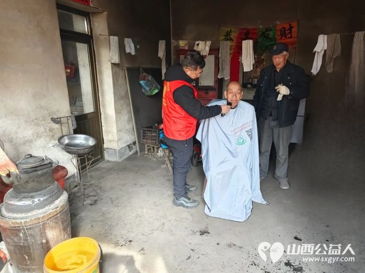 介休市敬老协会在连福镇东湖龙村入户特困老人85岁马成保家中为老人理发收拾卫生送一份儿女般的关爱 - 第5张 - 山西公益人 介休市敬老协会在连福镇东湖龙村入户特困老人85岁马成保家中为老人理发收拾卫生送一份儿女般的关爱 - 第5张