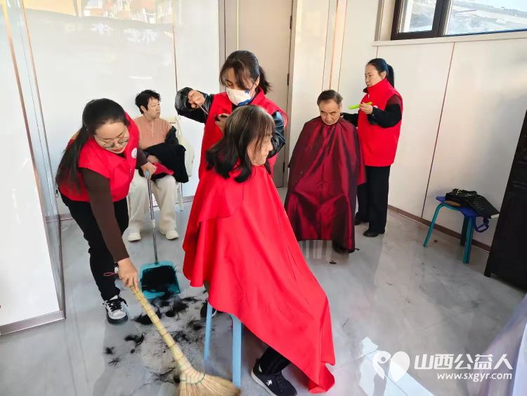 志愿服务进社区健康活动暖人心2025年3月19日介休市敬老协会走进北关街道朝阳路社区为老人们爱心理发、义诊 - 第10张 - 山西公益人 志愿服务进社区健康活动暖人心2025年3月19日介休市敬老协会走进北关街道朝阳路社区为老人们爱心理发、义诊 - 第10张
