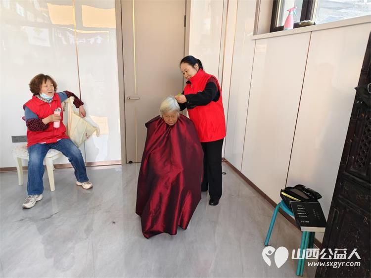 志愿服务进社区健康活动暖人心2025年3月19日介休市敬老协会走进北关街道朝阳路社区为老人们爱心理发、义诊 - 第15张 - 山西公益人 志愿服务进社区健康活动暖人心2025年3月19日介休市敬老协会走进北关街道朝阳路社区为老人们爱心理发、义诊 - 第15张
