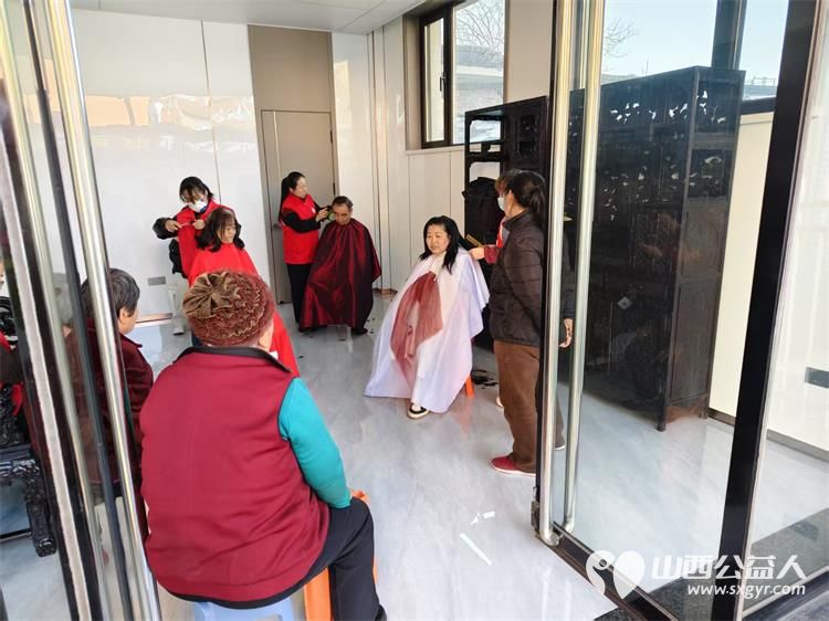 志愿服务进社区健康活动暖人心2025年3月19日介休市敬老协会走进北关街道朝阳路社区为老人们爱心理发、义诊 - 第20张 - 山西公益人 志愿服务进社区健康活动暖人心2025年3月19日介休市敬老协会走进北关街道朝阳路社区为老人们爱心理发、义诊 - 第20张