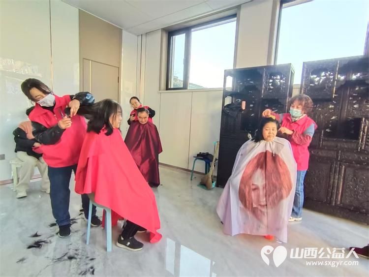 志愿服务进社区健康活动暖人心2025年3月19日介休市敬老协会走进北关街道朝阳路社区为老人们爱心理发、义诊 - 第12张 - 山西公益人 志愿服务进社区健康活动暖人心2025年3月19日介休市敬老协会走进北关街道朝阳路社区为老人们爱心理发、义诊 - 第12张