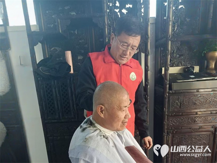 志愿服务进社区健康活动暖人心2025年3月19日介休市敬老协会走进北关街道朝阳路社区为老人们爱心理发、义诊 - 第14张 - 山西公益人 志愿服务进社区健康活动暖人心2025年3月19日介休市敬老协会走进北关街道朝阳路社区为老人们爱心理发、义诊 - 第14张