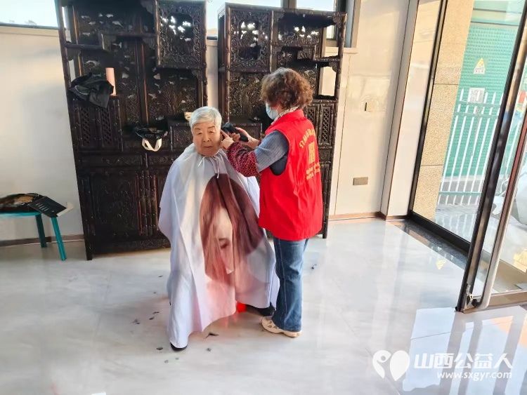 志愿服务进社区健康活动暖人心2025年3月19日介休市敬老协会走进北关街道朝阳路社区为老人们爱心理发、义诊 - 第19张 - 山西公益人 志愿服务进社区健康活动暖人心2025年3月19日介休市敬老协会走进北关街道朝阳路社区为老人们爱心理发、义诊 - 第19张