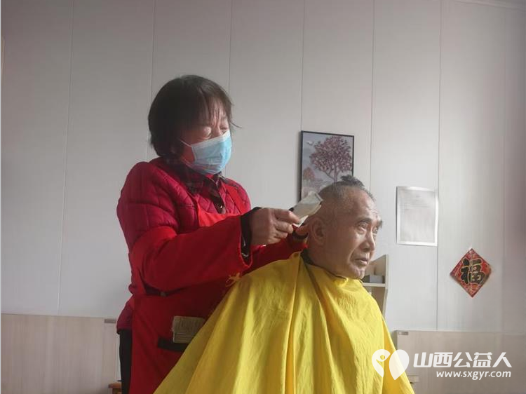 长治市阳光困境儿童帮扶协会志愿者在长治市南山田园敬老院参加学雷锋志愿服务爱心义剪志愿服务 - 第11张