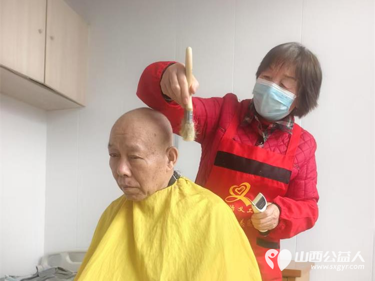长治市阳光困境儿童帮扶协会志愿者在长治市南山田园敬老院参加学雷锋志愿服务爱心义剪志愿服务 - 第9张