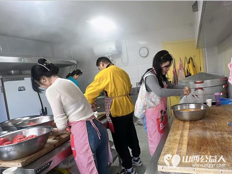 感谢太原市月行一善团队的十年美食陪伴十年168次每个月带着食材为太原市灵星社区服务中心孩子们制做美味的大餐 - 第2张 - 山西公益人 感谢太原市月行一善团队的十年美食陪伴十年168次每个月带着食材为太原市灵星社区服务中心孩子们制做美味的大餐 - 第2张