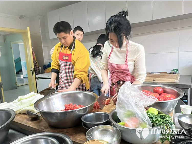 感谢太原市月行一善团队的十年美食陪伴十年168次每个月带着食材为太原市灵星社区服务中心孩子们制做美味的大餐 - 第3张 - 山西公益人 感谢太原市月行一善团队的十年美食陪伴十年168次每个月带着食材为太原市灵星社区服务中心孩子们制做美味的大餐 - 第3张