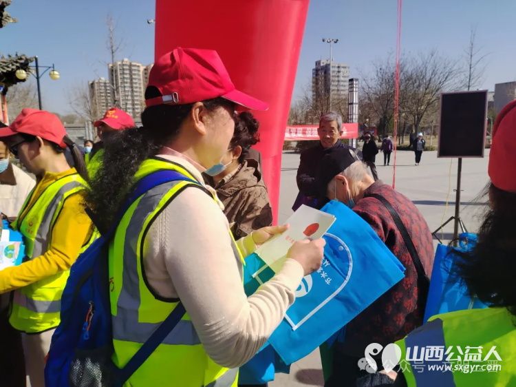 忻州环保志愿者协会组织志愿者走进定襄县开展“世界水日”与“中国水周”宣传活动引导群众认识水珍惜水保护水活动期间共发放宣传资料近1000份 - 第7张