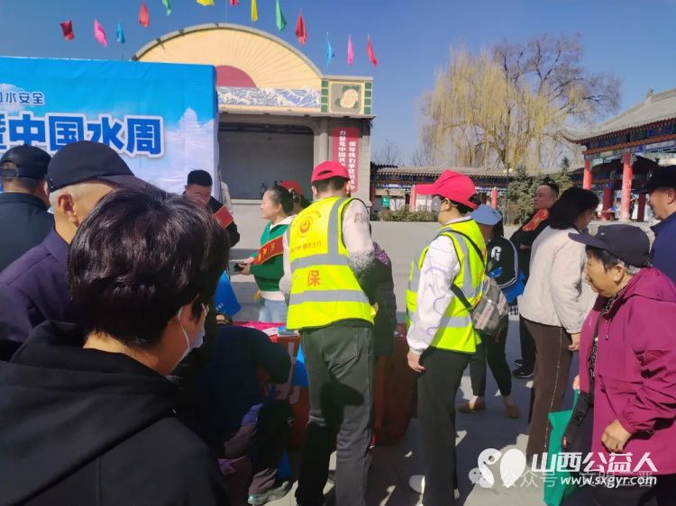 忻州环保志愿者协会组织志愿者走进定襄县开展“世界水日”与“中国水周”宣传活动引导群众认识水珍惜水保护水活动期间共发放宣传资料近1000份 - 第10张