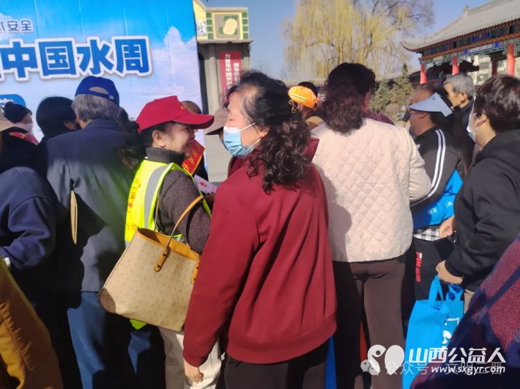 忻州环保志愿者协会组织志愿者走进定襄县开展“世界水日”与“中国水周”宣传活动引导群众认识水珍惜水保护水活动期间共发放宣传资料近1000份 - 第8张