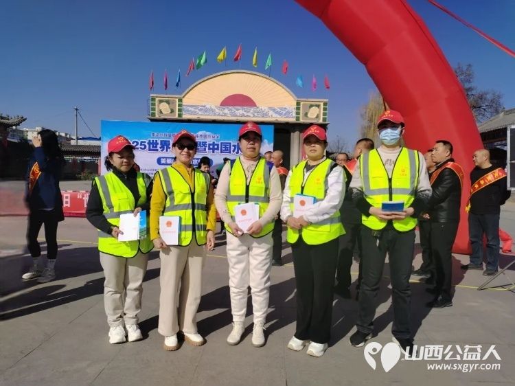 忻州环保志愿者协会组织志愿者走进定襄县开展“世界水日”与“中国水周”宣传活动引导群众认识水珍惜水保护水活动期间共发放宣传资料近1000份 - 第1张