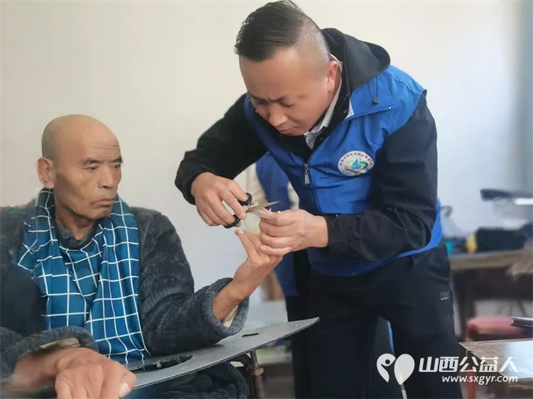 长治市小雨点公益志愿者协会来到长子县西北陈村看望残疾孤寡老人李旭并为他送去了米面油蛋糕等 - 第5张 - 山西公益人 长治市小雨点公益志愿者协会来到长子县西北陈村看望残疾孤寡老人李旭并为他送去了米面油蛋糕等 - 第5张