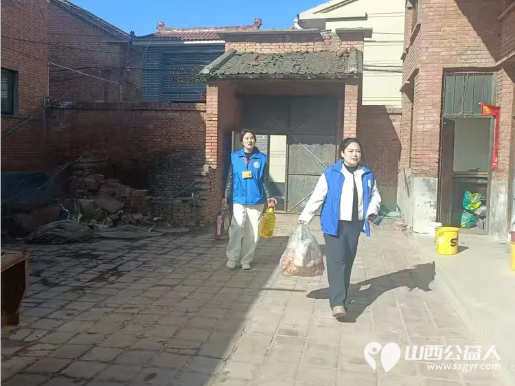 长治市小雨点公益志愿者协会来到长子县西北陈村看望残疾孤寡老人李旭并为他送去了米面油蛋糕等 - 第3张 - 山西公益人 长治市小雨点公益志愿者协会来到长子县西北陈村看望残疾孤寡老人李旭并为他送去了米面油蛋糕等 - 第3张