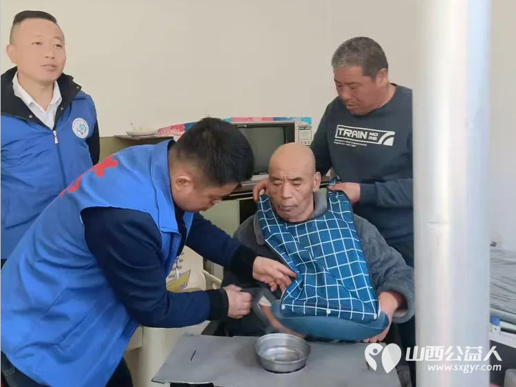 长治市小雨点公益志愿者协会来到长子县西北陈村看望残疾孤寡老人李旭并为他送去了米面油蛋糕等 - 第10张 - 山西公益人 长治市小雨点公益志愿者协会来到长子县西北陈村看望残疾孤寡老人李旭并为他送去了米面油蛋糕等 - 第10张