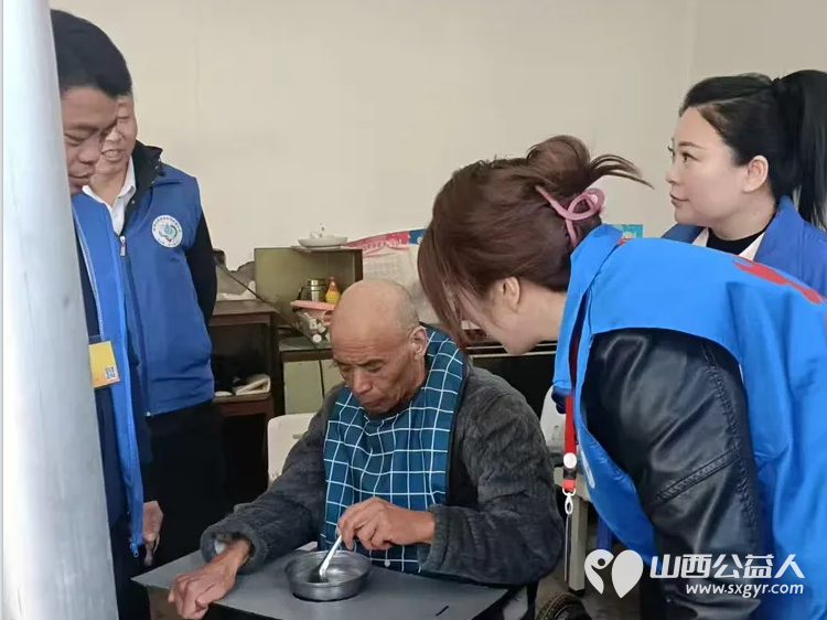长治市小雨点公益志愿者协会来到长子县西北陈村看望残疾孤寡老人李旭并为他送去了米面油蛋糕等 - 第6张 - 山西公益人 长治市小雨点公益志愿者协会来到长子县西北陈村看望残疾孤寡老人李旭并为他送去了米面油蛋糕等 - 第6张
