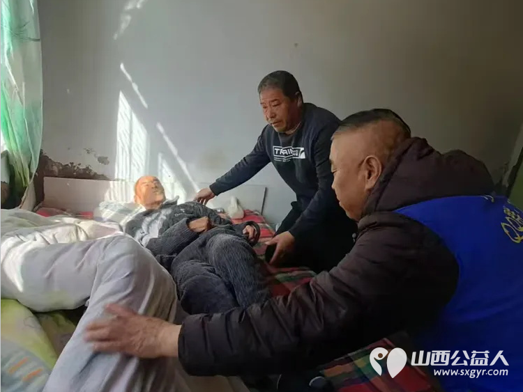 长治市小雨点公益志愿者协会来到长子县西北陈村看望残疾孤寡老人李旭并为他送去了米面油蛋糕等 - 第11张 - 山西公益人 长治市小雨点公益志愿者协会来到长子县西北陈村看望残疾孤寡老人李旭并为他送去了米面油蛋糕等 - 第11张