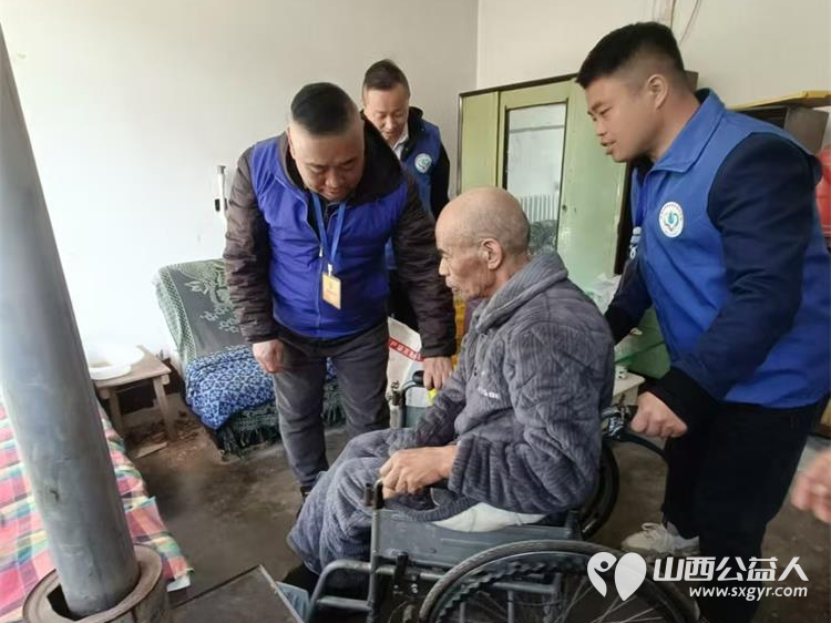 长治市小雨点公益志愿者协会来到长子县西北陈村看望残疾孤寡老人李旭并为他送去了米面油蛋糕等 - 第7张 - 山西公益人 长治市小雨点公益志愿者协会来到长子县西北陈村看望残疾孤寡老人李旭并为他送去了米面油蛋糕等 - 第7张