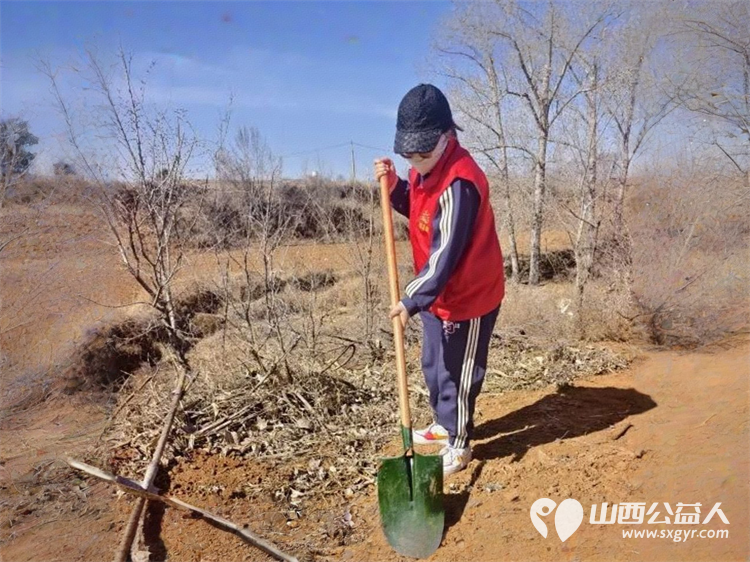 种下一抹绿·一起森呼吸——长治市阳光困境儿童帮扶协会赴长子县碾张乡植树活动总结 - 第6张 - 山西公益人 种下一抹绿·一起森呼吸——长治市阳光困境儿童帮扶协会赴长子县碾张乡植树活动总结 - 第6张