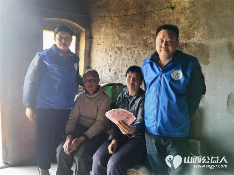 长治市小雨点公益志愿者协会慰问资助壶关县晋庄镇泽井村的困难户任小平为她送去现金贰仟元帮助治疗病情 - 第1张