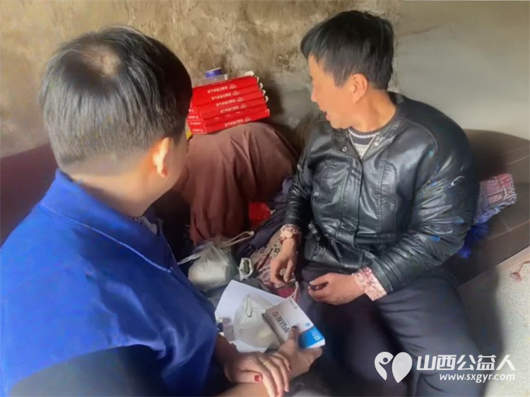 长治市小雨点公益志愿者协会慰问资助壶关县晋庄镇泽井村的困难户任小平为她送去现金贰仟元帮助治疗病情 - 第2张