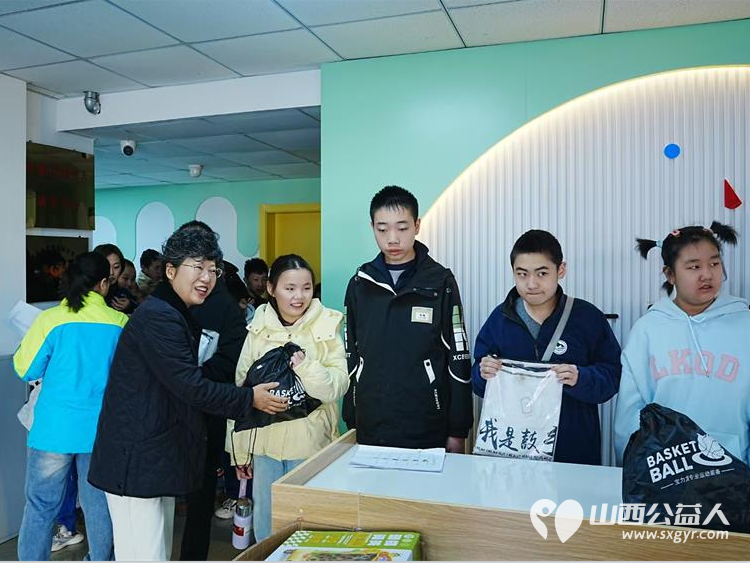 世界自闭症日之际国浩律师(太原)事务所认领了太原市灵星社区服务中心阳曲校区69个孩子的全部心愿 - 第4张 - 山西公益人 世界自闭症日之际国浩律师(太原)事务所认领了太原市灵星社区服务中心阳曲校区69个孩子的全部心愿 - 第4张