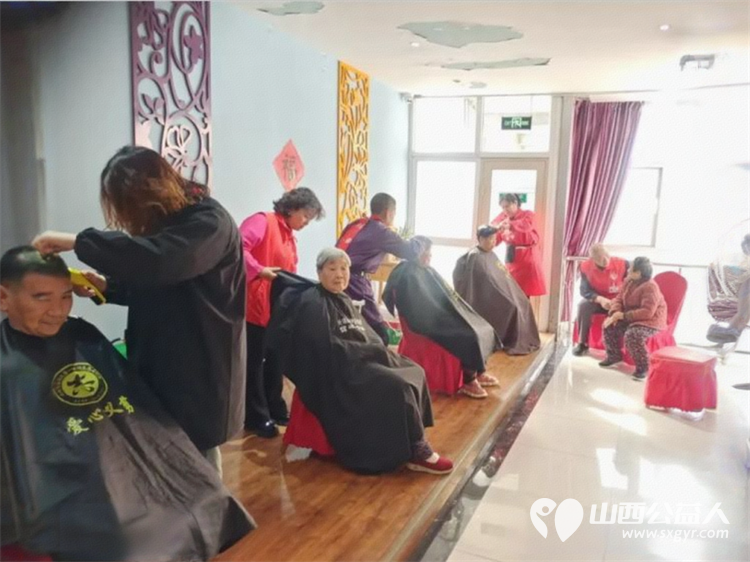 敬老爱老在行动 盐湖区第一时间志愿者协会的志愿者们来到忠诚养老中心及仁德养护院为老人们理发修剪指甲陪伴聊天 - 第4张 - 山西公益人 敬老爱老在行动 盐湖区第一时间志愿者协会的志愿者们来到忠诚养老中心及仁德养护院为老人们理发修剪指甲陪伴聊天 - 第4张