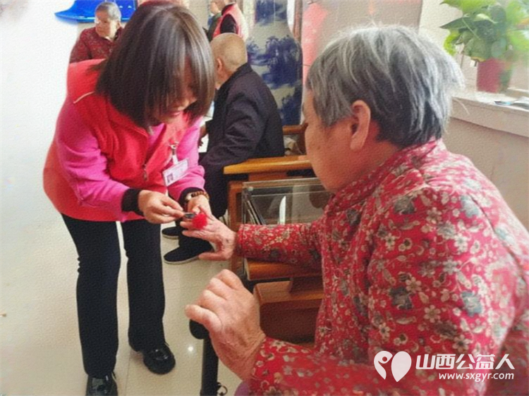 敬老爱老在行动 盐湖区第一时间志愿者协会的志愿者们来到忠诚养老中心及仁德养护院为老人们理发修剪指甲陪伴聊天 - 第2张 - 山西公益人 敬老爱老在行动 盐湖区第一时间志愿者协会的志愿者们来到忠诚养老中心及仁德养护院为老人们理发修剪指甲陪伴聊天 - 第2张