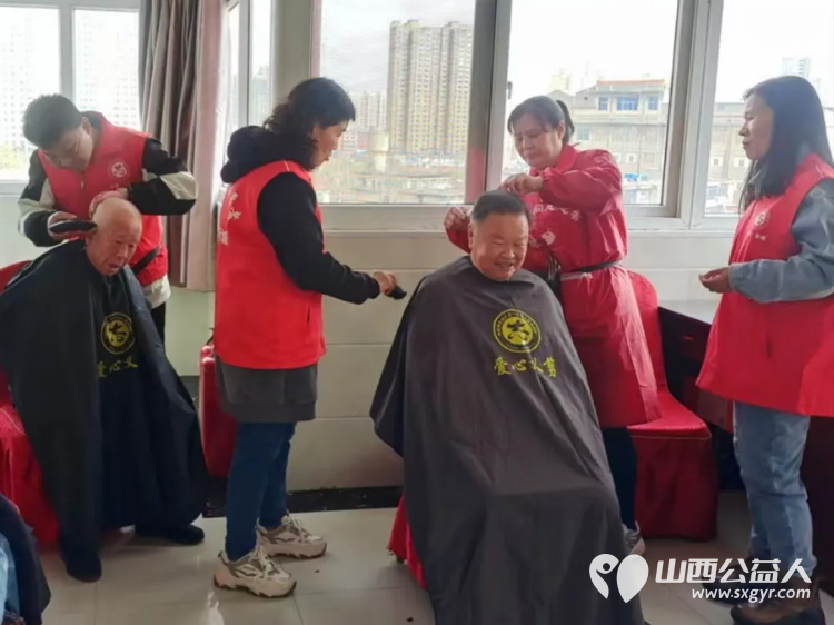 敬老爱老在行动 盐湖区第一时间志愿者协会的志愿者们来到忠诚养老中心及仁德养护院为老人们理发修剪指甲陪伴聊天 - 第3张 - 山西公益人 敬老爱老在行动 盐湖区第一时间志愿者协会的志愿者们来到忠诚养老中心及仁德养护院为老人们理发修剪指甲陪伴聊天 - 第3张