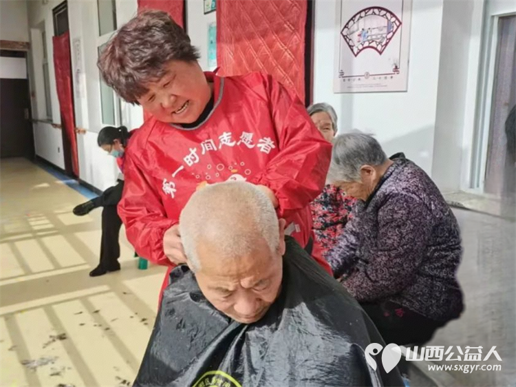 敬老爱老在行动 盐湖区第一时间志愿者协会的志愿者们来到忠诚养老中心及仁德养护院为老人们理发修剪指甲陪伴聊天 - 第8张 - 山西公益人 敬老爱老在行动 盐湖区第一时间志愿者协会的志愿者们来到忠诚养老中心及仁德养护院为老人们理发修剪指甲陪伴聊天 - 第8张