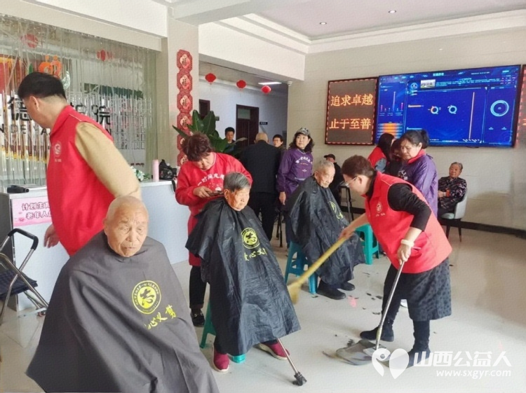 敬老爱老在行动 盐湖区第一时间志愿者协会的志愿者们来到忠诚养老中心及仁德养护院为老人们理发修剪指甲陪伴聊天 - 第6张 - 山西公益人 敬老爱老在行动 盐湖区第一时间志愿者协会的志愿者们来到忠诚养老中心及仁德养护院为老人们理发修剪指甲陪伴聊天 - 第6张