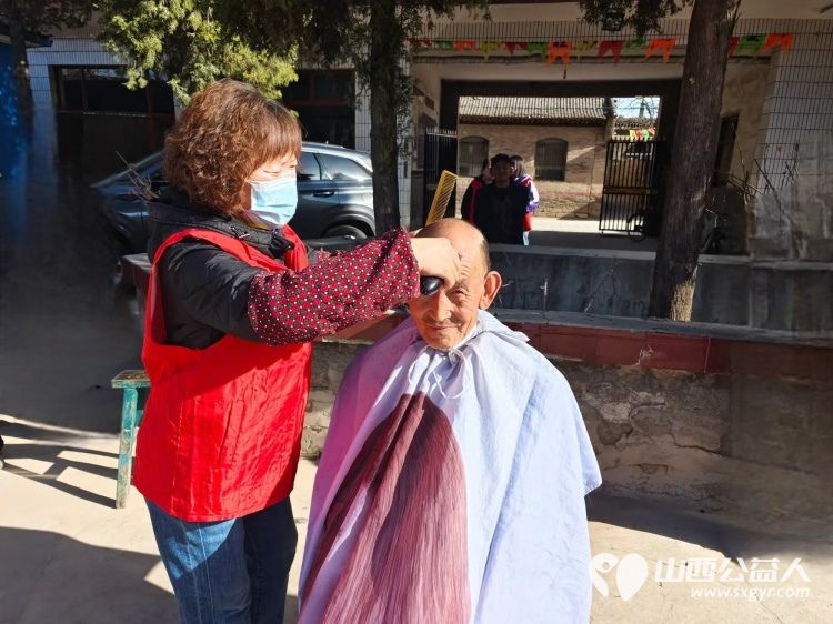 介休市敬老协会敬老助老活动2025年3月22日走进绵山镇大靳村为老人理发义诊 - 第9张 - 山西公益人 介休市敬老协会敬老助老活动2025年3月22日走进绵山镇大靳村为老人理发义诊 - 第9张