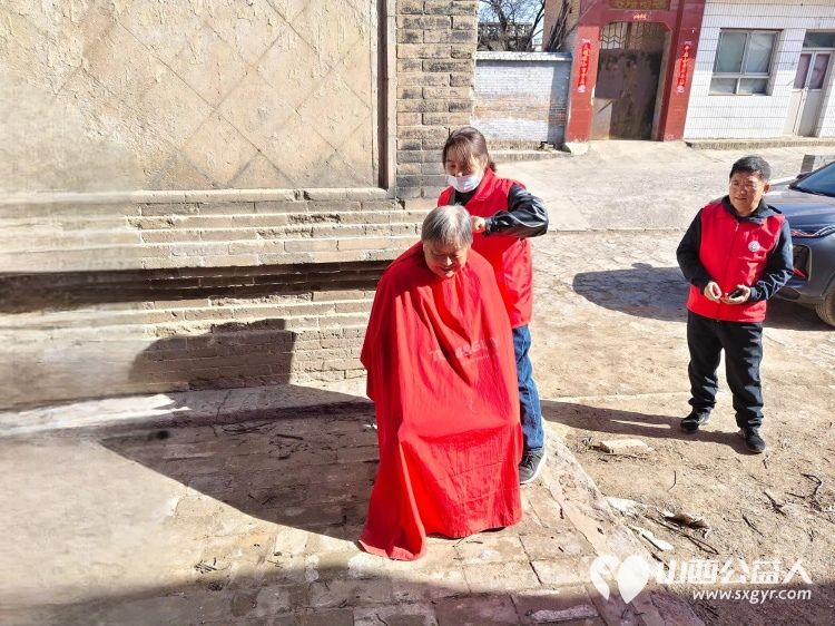 介休市敬老协会2025年3月22日“孝善行”之敬老助老活动在绵山镇小靳村服务老人理发义诊 - 第5张 - 山西公益人 介休市敬老协会2025年3月22日“孝善行”之敬老助老活动在绵山镇小靳村服务老人理发义诊 - 第5张