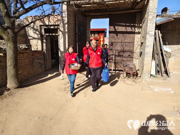 介休市敬老协会敬老助老活动走进绵山镇小靳村入户81岁特困老人焦立忠家中为老人打扫室内外卫生包饺子 - 第2张 - 山西公益人 介休市敬老协会敬老助老活动走进绵山镇小靳村入户81岁特困老人焦立忠家中为老人打扫室内外卫生包饺子 - 第2张