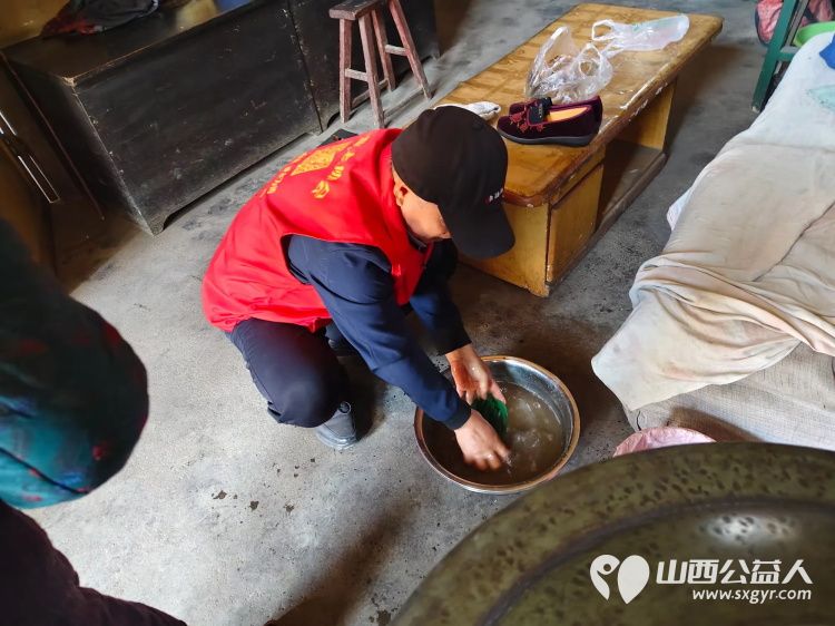 介休市敬老协会敬老助老活动走进绵山镇小靳村入户81岁特困老人焦立忠家中为老人打扫室内外卫生包饺子 - 第16张 - 山西公益人 介休市敬老协会敬老助老活动走进绵山镇小靳村入户81岁特困老人焦立忠家中为老人打扫室内外卫生包饺子 - 第16张