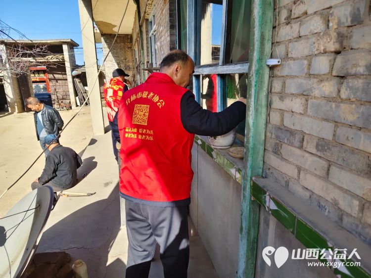 介休市敬老协会敬老助老活动走进绵山镇小靳村入户81岁特困老人焦立忠家中为老人打扫室内外卫生包饺子 - 第3张 - 山西公益人 介休市敬老协会敬老助老活动走进绵山镇小靳村入户81岁特困老人焦立忠家中为老人打扫室内外卫生包饺子 - 第3张