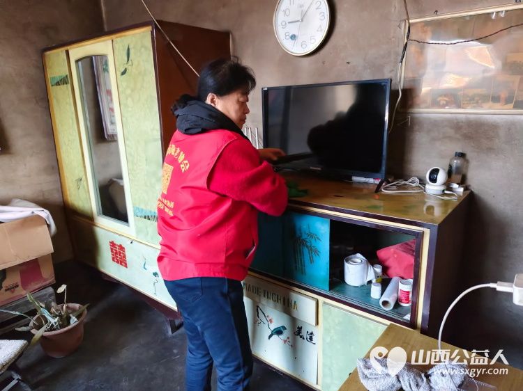 介休市敬老协会敬老助老活动走进绵山镇小靳村入户81岁特困老人焦立忠家中为老人打扫室内外卫生包饺子 - 第12张 - 山西公益人 介休市敬老协会敬老助老活动走进绵山镇小靳村入户81岁特困老人焦立忠家中为老人打扫室内外卫生包饺子 - 第12张