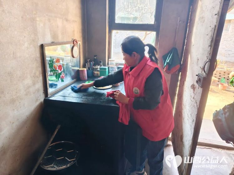 介休市敬老协会敬老助老活动走进绵山镇小靳村入户81岁特困老人焦立忠家中为老人打扫室内外卫生包饺子 - 第13张 - 山西公益人 介休市敬老协会敬老助老活动走进绵山镇小靳村入户81岁特困老人焦立忠家中为老人打扫室内外卫生包饺子 - 第13张