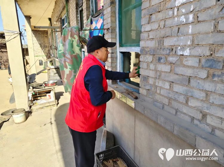 介休市敬老协会敬老助老活动走进绵山镇小靳村入户81岁特困老人焦立忠家中为老人打扫室内外卫生包饺子 - 第5张 - 山西公益人 介休市敬老协会敬老助老活动走进绵山镇小靳村入户81岁特困老人焦立忠家中为老人打扫室内外卫生包饺子 - 第5张