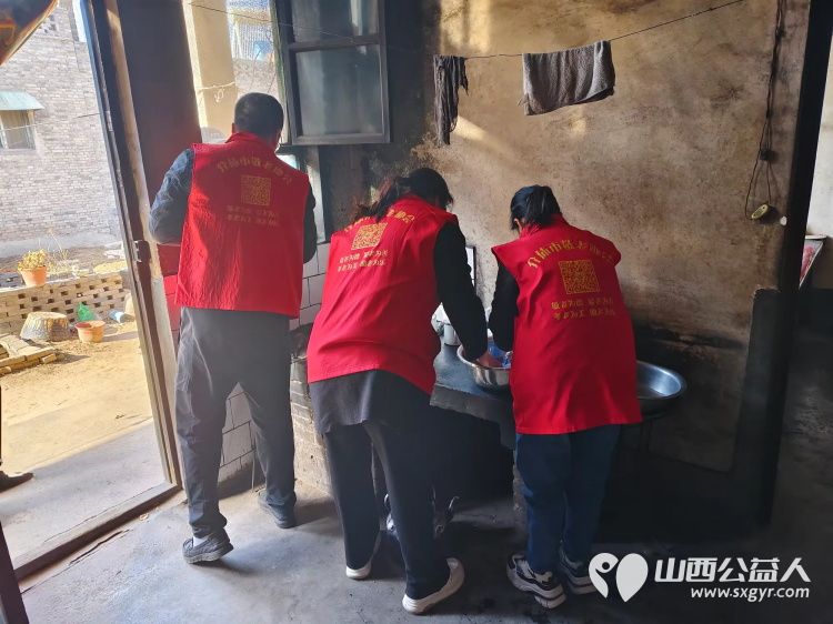 介休市敬老协会敬老助老活动走进绵山镇小靳村入户81岁特困老人焦立忠家中为老人打扫室内外卫生包饺子 - 第11张 - 山西公益人 介休市敬老协会敬老助老活动走进绵山镇小靳村入户81岁特困老人焦立忠家中为老人打扫室内外卫生包饺子 - 第11张