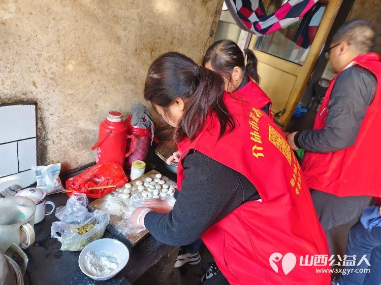 介休市敬老协会敬老助老活动走进绵山镇小靳村入户81岁特困老人焦立忠家中为老人打扫室内外卫生包饺子 - 第8张 - 山西公益人 介休市敬老协会敬老助老活动走进绵山镇小靳村入户81岁特困老人焦立忠家中为老人打扫室内外卫生包饺子 - 第8张