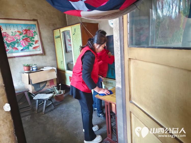 介休市敬老协会敬老助老活动走进绵山镇小靳村入户81岁特困老人焦立忠家中为老人打扫室内外卫生包饺子 - 第10张 - 山西公益人 介休市敬老协会敬老助老活动走进绵山镇小靳村入户81岁特困老人焦立忠家中为老人打扫室内外卫生包饺子 - 第10张