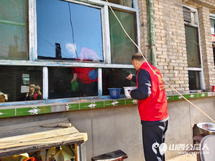 介休市敬老协会敬老助老活动走进绵山镇小靳村入户81岁特困老人焦立忠家中为老人打扫室内外卫生包饺子 - 第4张 - 山西公益人 介休市敬老协会敬老助老活动走进绵山镇小靳村入户81岁特困老人焦立忠家中为老人打扫室内外卫生包饺子 - 第4张