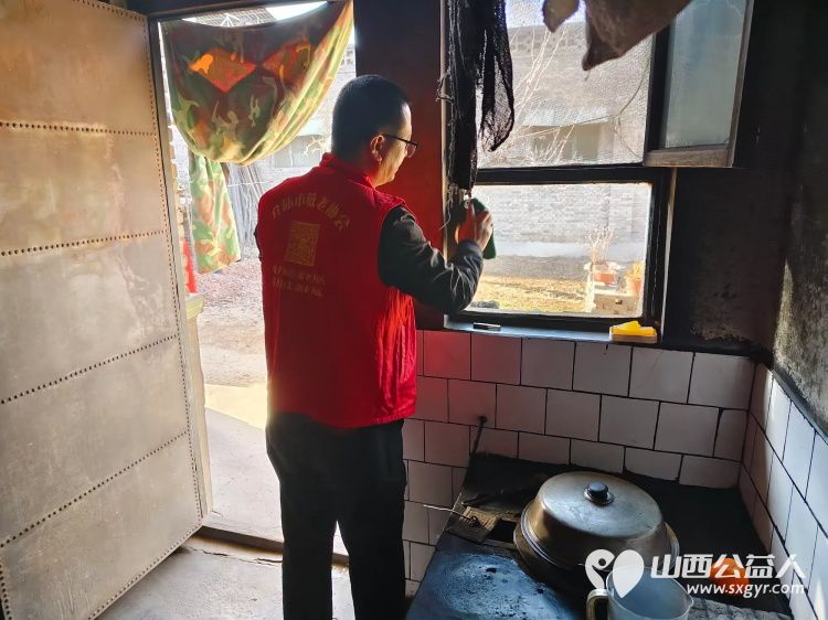 介休市敬老协会敬老助老活动走进绵山镇小靳村入户81岁特困老人焦立忠家中为老人打扫室内外卫生包饺子 - 第6张 - 山西公益人 介休市敬老协会敬老助老活动走进绵山镇小靳村入户81岁特困老人焦立忠家中为老人打扫室内外卫生包饺子 - 第6张