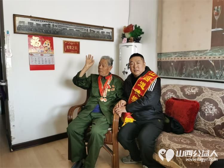 山西省道德模范何作冻看望98岁的革命前辈曹庆云为98岁老兵曹庆云喜庆生日聆听他讲述过去的峥嵘岁月 - 第4张