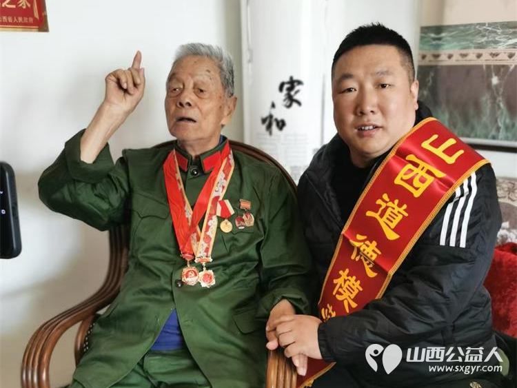 山西省道德模范何作冻看望98岁的革命前辈曹庆云为98岁老兵曹庆云喜庆生日聆听他讲述过去的峥嵘岁月 - 第1张