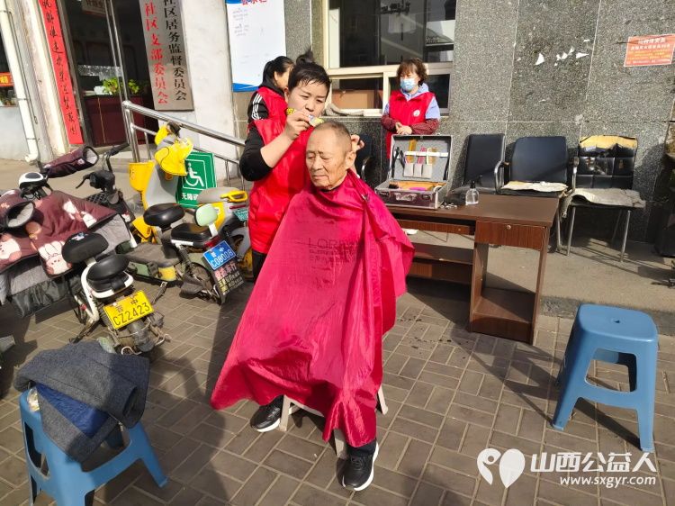 志愿服务进社区健康活动暖人心3月26日介休市敬老协会走进西关街道馨园路社区为老人们爱心理发义诊 - 第14张 - 山西公益人 志愿服务进社区健康活动暖人心3月26日介休市敬老协会走进西关街道馨园路社区为老人们爱心理发义诊 - 第14张